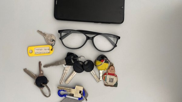 Einige der Gegenstände, die im Lügder Fundbüro auf ihre Besitzer warten. - © Stadt Lügde