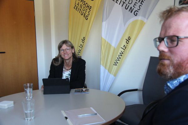 Michaela Lehnert, parteilose Bürgermeisterkandidatin für Dörentrup, stellt sich in den LZ-Redaktionsräumen den Fragen ihres Kontrahenten Friso Veldink. - © Seda Hagemann