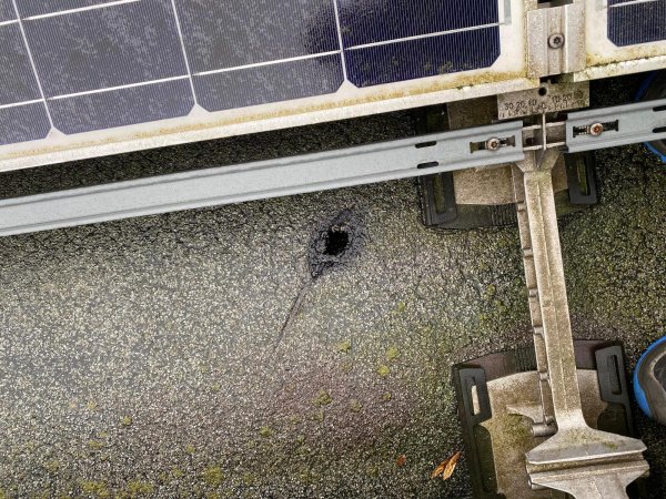 Durch einen Kurzschluss an der Photovoltaikanlage ist ein Loch im Dach entstanden, durch das Wasser in die Mehrzweckhalle der Grundschule Alverdissen eindrang. - © Stadt Barntrup