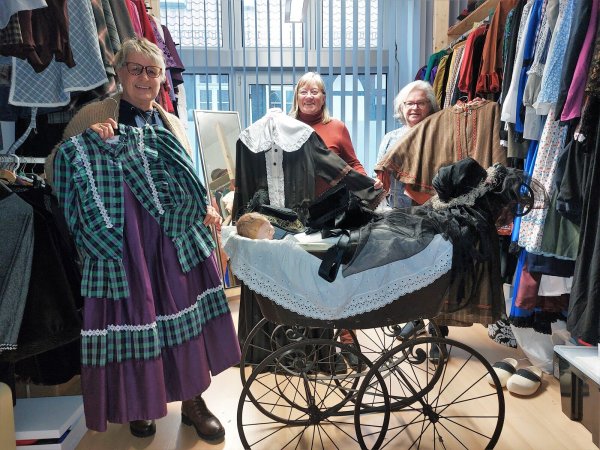 Die Vorstandsmitglieder Hildburg Ahrens (von links), Barbara Hamann und Birgit Künneke zeigen ihren großen Kostümfundus. Interessierte können sich dort historische Gewänder, sowohl für Kinder als auch für Erwachsene, ausleihen. - © Michaela Weiße