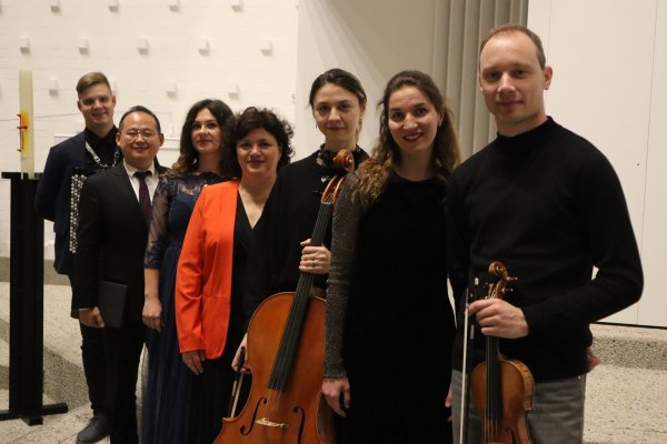 Das Ensemble Bridge of Sound unter der Leitung von Khadija Zeynalova (4. v. r.) bringt Religionen und Menschen musikalisch zusammen. Fotorechte: Ensemble Bridge of Sound. - © Ensemble Bridge of Sound