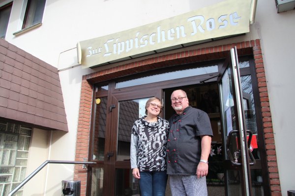 Ute Baumert und Ernst Baumert betreiben seit 33 Jahren das Gasthaus "Zur Lippischen Rose" in Langenholzhausen. - © Nadine Uphoff