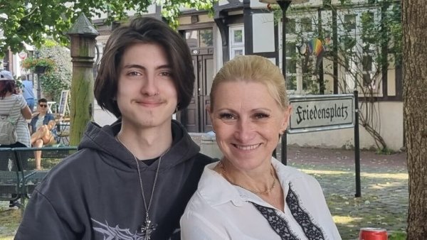 Eines der letzten Fotos von Joanna S. und ihrem Sohn Philipos. Es entstand am Mittag vor der tödlichen Attacke am Kurpark in Bad Oeynhausen am Friedensplatz in der Altstadt von Minden. - © privat