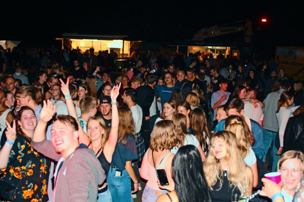 Auf dem Regenstorplatz wurde im vergangenen September ausgelassen gefeiert - und das für den guten Zweck. Fotorechte: Luca Gliozzo - © Katrin Kantelberg(LZ)