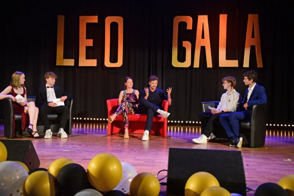 Tommi Schmitt in der Gesprächsrunde. Der Moderator war selber Schüler am Leopoldinum. - © Nicole Ellerbrake