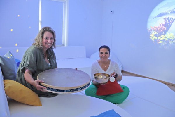 Klang- und Entspannungspädagogin Petra Noltensmeier (links) nimmt Kinder im neuen Snoezelenraum im Kinder- und Jugendtreff Grease mit auf eine Entspannungsreise. Dabei setzt sie auch auf Klangschalen. Eine dieser Schalen hat Grease-Mitarbeiterin Delstan Khamo in der Hand. - © Birgit Guhlke