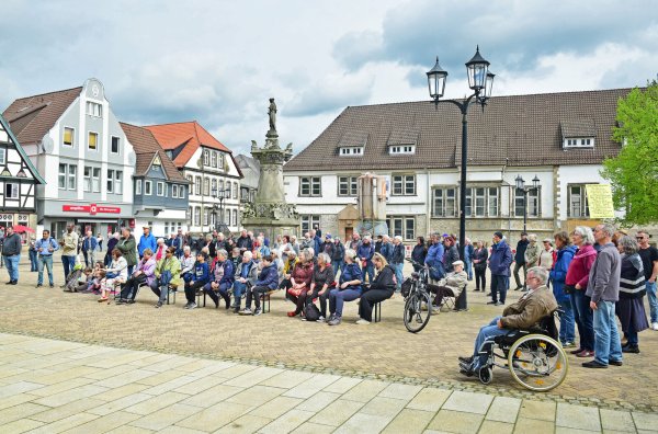 Am Sonntag hat es auf dem Marktplatz in Horn eine Kundgebung gegen Rechts gegeben. - © Nicole Ellerbrake