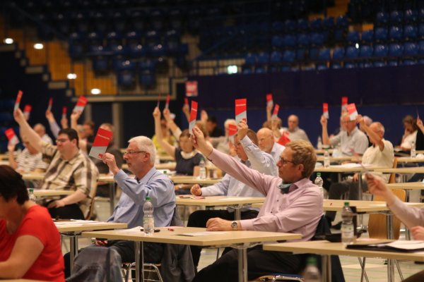 In der Phoenix-Contact-Arena stimmen die Kreisdelegierten der SPD auf Abstand für ihr Wahlprogramm und die Kandidaten ab.  - © SPD
