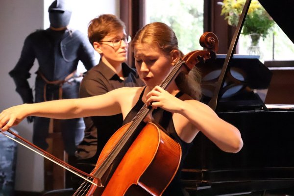 Duo BeKars: Beim Konzert in Barntrup spürt das Publikum die innige Vertrautheit der beiden Musiker Beatrise Silvija Blauberga und Kārlis Gunārs Tirzītis. - © Friedrich Wilhelm Rödding