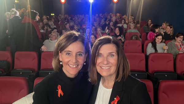 Stefani Quentell (links) und Andrea Blüggel, Präsidentinnen der beiden Detmolder Soroptimist-Clubs, freuen sich über ein volles Haus im Hanse Kino Lemgo anlässlich einer Sondervorstellung zum Thema Häusliche Gewalt. - © Silke Buhrmester