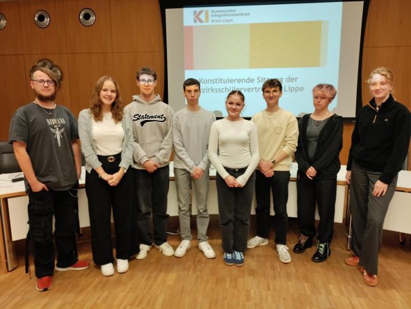 Neu gegründete Bezirksschülervertretung: (von links) Michael Dietz, Paulina Schäfer, Fynn Mommertz, Constantin Adam, Finnya Brauße, Maximilian Linden, Marlen Wolfram und Mirijam Niewald. - © Thomas Krügler