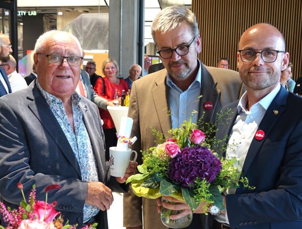 Blickte bei der Jubiläumsfeier zurück: Ehrenobermeister Hans Prüßner (links), hier mit Günter Bicker (Unternehmensbetreuer) und Tobias Hübner, amtierender Obermeister der Bau-Innung. - © Axel Bürger