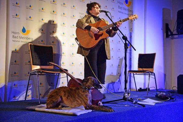 Susi Wittig freut sich über den Besuch von Hund Titus auf der Bühne. - © Nicole Ellerbrake