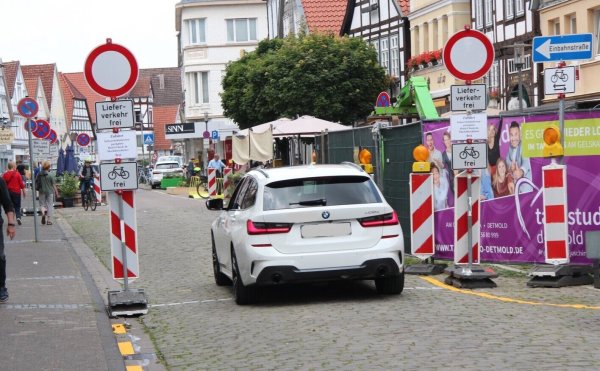 Trotz der "Durchfahrt verboten"-Schilder fahren viele Autofahrer immer noch von der Exterstraße in Richtung Krumme Straße durch - die meisten vermutlich ohne zum Kreis der Berechtigten zu gehören. - © Jana Beckmann