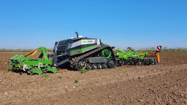 Der AgBot bei der Arbeit mit einer Scheibenegge von amazone. Auf dem Roboter sind einige der Geräte zu sehen, die Hindernisse erkennen und den Roboter-Traktor dann stoppen. - © Amazone