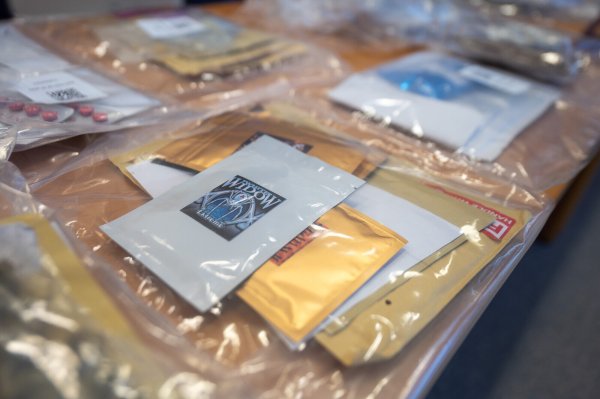 Medikamente und Drogen werden immer häufiger per Brief verschickt. Manchmal landen sie allerdings bei der falschen Adresse. - © picture alliance/dpa