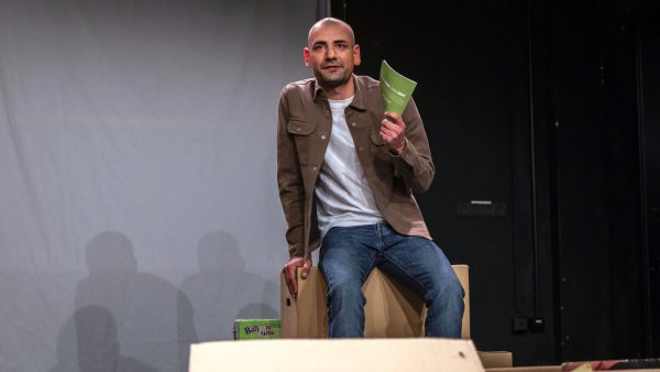 Spielte hochkonzentriert und zugleich leicht und unsentimental: Jan-Niklas Shadan Mavigök in All das Schöne. - © Landestheater Detmold/Jochen Quast