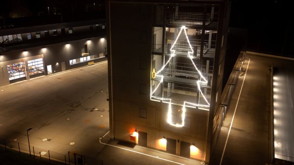 Die Feuerwehr Bad Salzuflen hat einen Tannenbaum aus Lichtschläuchen am Übungsturm gelegt. - © Feuerwehr Bad Salzuflen