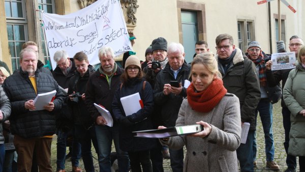 Horn-Bad Meinbergs stellvertretende Bürgermeisterin Dr. Stella Junger-Schwenner mit den Akten voller Unterschriften kurz vor der Landesverbands-Versammlung im Januar. Der Protest zeigte Erfolg, resümieren nun unter anderem Nabu und BUND - © Archivfoto: Martin Hostert