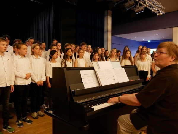 Vereint im großen Tutti. Alle Ensembles verabschieden sich mit dem englischen Volkslied "Scarborough Fair" unter Leitung von Ulrike Althöfer-Lübke am Klavier. - © Thomas Krügler