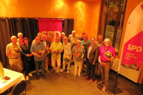 Jubilare und Gratulanten: (von links) Bartholomäus Hegerich, Udo Multmeier, Ellen Stock, Karl-Heinz Hielscher, Gustav-Adolf Siek, Richard Reipke, Birgit Scheltmann, Rolf Steinhoff, Edmund Welslau, Beatrix Andres, Ernst Linneweber, Lieselotte Kanne, Clemens Welslau, Peter Benthin, Dr. Dennis Maelzer, Heinrich Simmes und Willi Slotta. - © SPD-Ortsverein