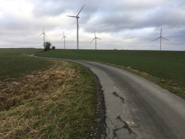 Wer von Brüntorf Richtung Norden blickt, hat die Windräder auf Bad Salzufler Gebiet im Blick. Doch auch direkt vor Ort könnten sich bald die Rotoren drehen. - © Till Brand
