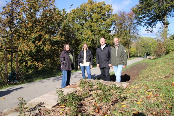 Erfreuen sich am umgestalteten Weinbergweg: (von links) Sabine Köhne, Dipl.-Ing. für Landschaftsarchitektur und Umweltplanung bei "Gerber GalaBau", Pauline Wellen, verantwortliche Landschaftsarchitektin und Bauleitung der Firma Gasse-Schumacher, Bürgermeister Christoph Dolle und Fachbereichsleiter für Bauen und Stadtentwicklung Detlef Wehrmann - © Stadt Blomberg
