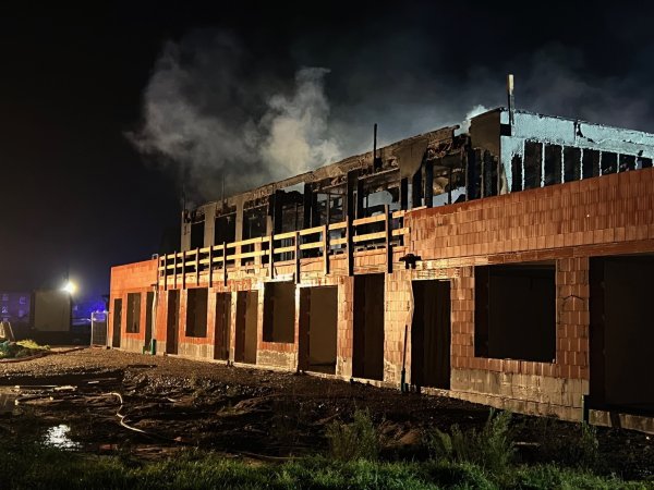 Der Neubau der Kita hat in der Nacht zu Dienstag erneut gebrannt. - © Thorsten Kopsieker