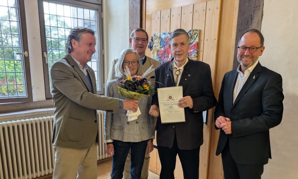 Dem Jubilar Dietrich Hugenberg (Zweiter von rechts) gratulierten herzlich (von links) Joachim von Reden, Ina Meise-Laukamp, Moritz-Georg Freiherr von Eckardstein und Landesverbandsvorsteher Jörg Düning-Gast. - © LVL