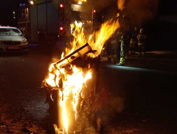 Die Altpapiertonne ist vermutlich angezündet worden. Die Polizei sucht Zeugen. - © Feuerwehr Lage