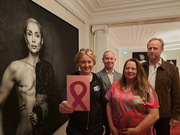 Das Portrait von Ebru prankt im Foyer des Landestheater - zusammen mit vielen weiteren. Über Ausstellung von Iris Edinger (von links) freuen sich Stefan Dörr, Sabine Mirbach und Georg Heckel. - © Carolin Brokmann-Förster