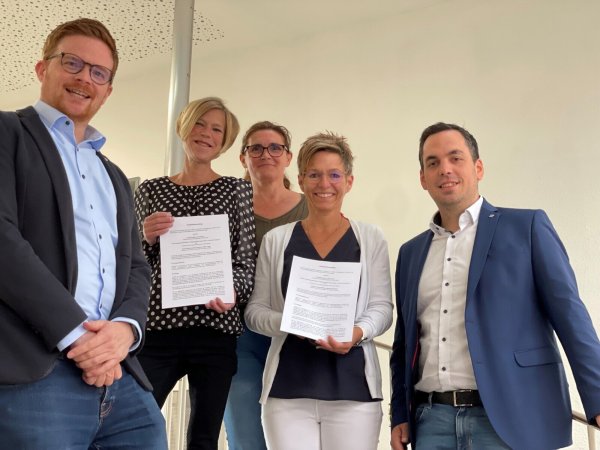 Patrik Benzler (Regionalvorstand JUH Lippe-Höxter), Simone Köster (Schulleitung Grundschule Lügde), Kristel Schniedertöns (Fachgebiet Zentrale Dienste Stadt Lügde), Dagmar Schultz (Schulleitung Grundschule Rischenau), Torben Blome (Bürgermeister) freuen sich über die Vertragsverlängerung. - © Stadt Lügde