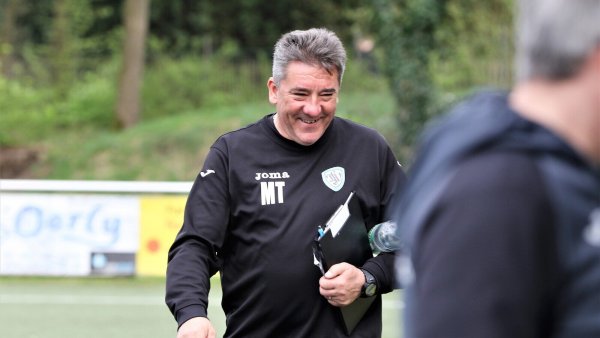 Gut gelaunt präsentierte sich Miron Tadic am Sonntagnachmittag beim 5:0 des TSV Oerlinghausen gegen Tengern. - © Oliver König