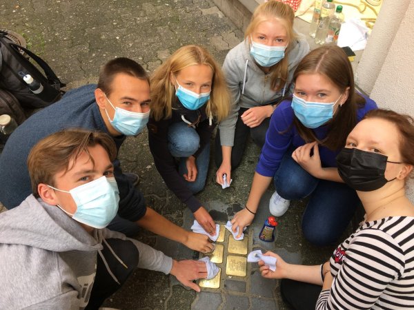 Das Stadtgymnasium hat die „Patenschaft“ für die Stolpersteine übernommen und hat sich dazu bereit erklärt, die Stolpersteine in regelmäßigen Abständen zu polieren. - © Stadtgymnasium Detmold