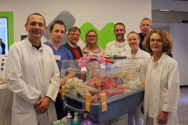 Der neue Chefarzt der Kinder- und Jugendklinik Priv.-Doz. Dr. Marc Robin Mendler (von links), Joachim Vollmert (Stationsleitung Neo/Päd IST), Schirmherr Stephan Prinz zur Lippe, Leitende Hebamme Susan Grabsch, Dr. Lutz Müller-Lobeck (Leitender Arzt Kinderanästhesie), Juliane Hünerlage (Oberärztin Geburtshilfe), Klinikumsgeschäftsführer Dr. Johannes Hütte und die leitende Oberärztin der Kinderklinik Dr. Beate Ruppert. - © Janet König