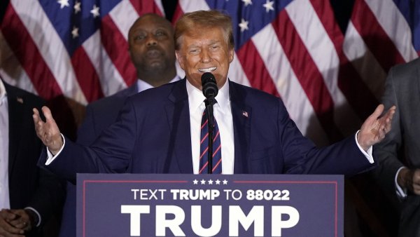 Donald Trump, Bewerber um die Präsidentschaftskandidatur der Republikaner und ehemaliger Präsident der USA, fällt durch Pannen auf. - © dpa