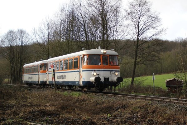 Das Bild mit Seltenheitswert stammt von Anfang 2015. Damals überquert ein alter Triebwagen der Osningbahn das Flüsschen Maibolte auf einer sanierten Brücke bei Dörentrup. Regulärer Passagierbetrieb findet auf der Strecke im Begatal nicht statt. - © Verkehrsbetriebe Extertal