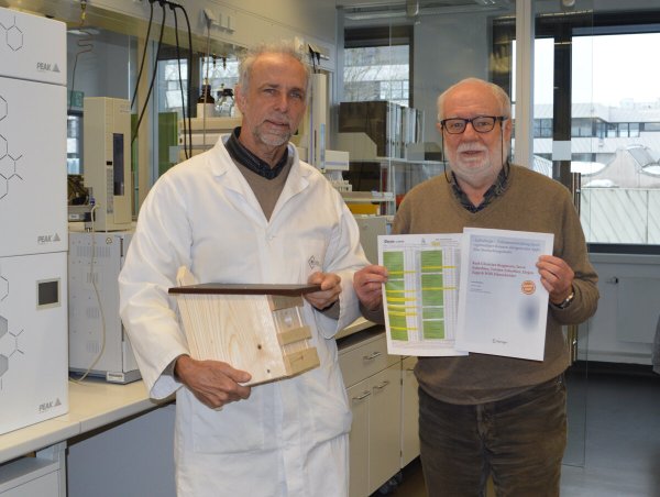 Die TH OWL hat mit Unterstützung des BUND Lemgo eine Studie zum Einfluss alter Apfelsorten gemacht. Das Foto zeigt Professor Dr. Jürgen Zapp (links) und Willi Hennebrüder vom BUND Lemgo mit dem aktualisierten Ergebnisbericht zur Studie. Zapp bekam als Dankeschön für die Unterstützung einen Großraumnistkasten. - © BUND Lemgo