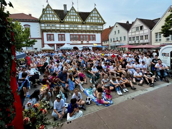 Blomberg Marketing ist froh, dass die Organisation des Public Viewing am Samstagabend noch gelang. Der Marktplatz war gerammelt voll. - © Marianne Schwarzer