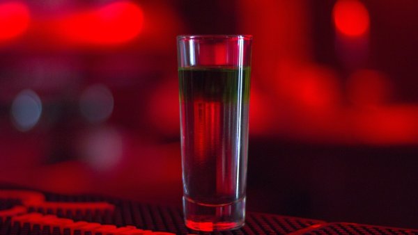Gerade junge Frauen sollten gut auf ihre Drinks aufpassen, rät die Polizei. - © Pixabay/pasevichbogdan