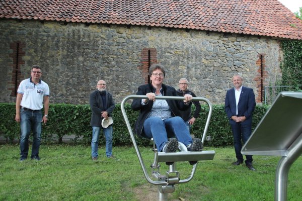 Dr. A. Heinrike Heil von der Finke-Stiftung rudert schon einmal drauf los, im Hintergrund (von links) Olaf Copony (CDU), SPD-Fraktionschef Manfred Rehse, Jens Unshelm (Freie Mandate Kalletal) und Bürgermeister Mario Hecker. - © Niklas Böhmer