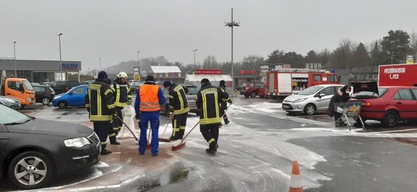 Die Feuerwehr musste auf einem Parkplatz großflächig eine Ölspur abstreuen. - © Feuerwehr Extertal