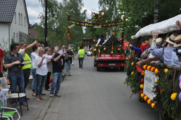 Ein fröhlicher Umzug fand beim Dorffest 2014 statt.  - © Kulturausschuss Leopoldstal