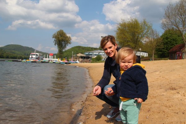 Noch zählen Ann-Christin Schriegel und Sohn Lio zu den wenigen Gästen am Schiedersee, doch zu Pfingsten wird es voll. Das Schiff darf nicht ablegen, dafür der Funtastico mit Einschränkungen öffnen. - © Silke Buhrmester