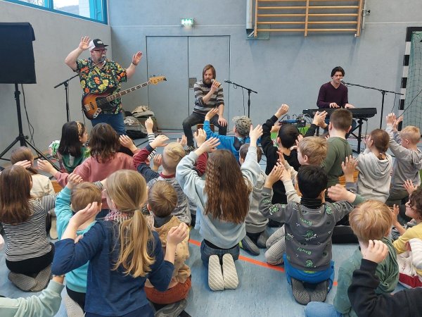 Der Auftritt der Band "Krawallo" ist für die 127 Kinder der Grundschule Rischenau ein besonderes Erlebnis gewesen. - © Michaela Weiße