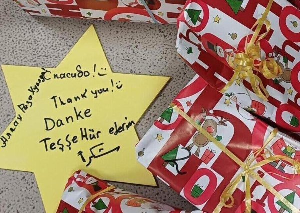 Die Kinder aus der Notunterkunft haben sich sehr über die Geschenke gefreut, die die Hörsterinnen und Hörster in der Wunschbaumaktion gespendet hatten. Ihre Wünsche standen auf Sternen - und genauso bedanken sie sich mit einem Stern. - © Fotorechte: Malteser
