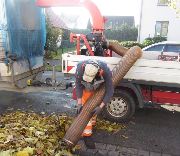 Mit dem Laubsauger werden hier Blätter aufgesammelt. - © Bildrechte: Gemeinde Schlangen