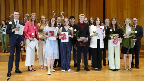 Einige der besten Abiturienten 2022 mit ihrem stolzen Schulleiter Eckhard Brand (rechts). - © Hajo Gärtner