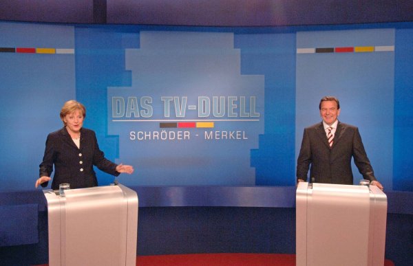 4. September 2005: Im TV-Duell mit der CDU-Vorsitzenden Angela Merkel sagt Bundeskanzler Gerhard Schröder: "Ich liebe meine Frau." - © imago images / photothek