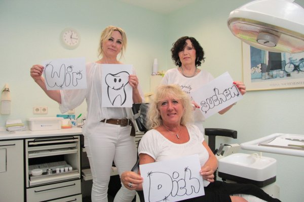 Das Team (von links) Mirka Tegeler, Melanie Sasse und Iris Uthe will weiter zusammen arbeiten und sucht einen neuen Chef. Die Zahnarztpraxis schließt ansonsten Ende Juni. Alle drei sind vollständig geimpft. - © Carolin Brokmann-Förster